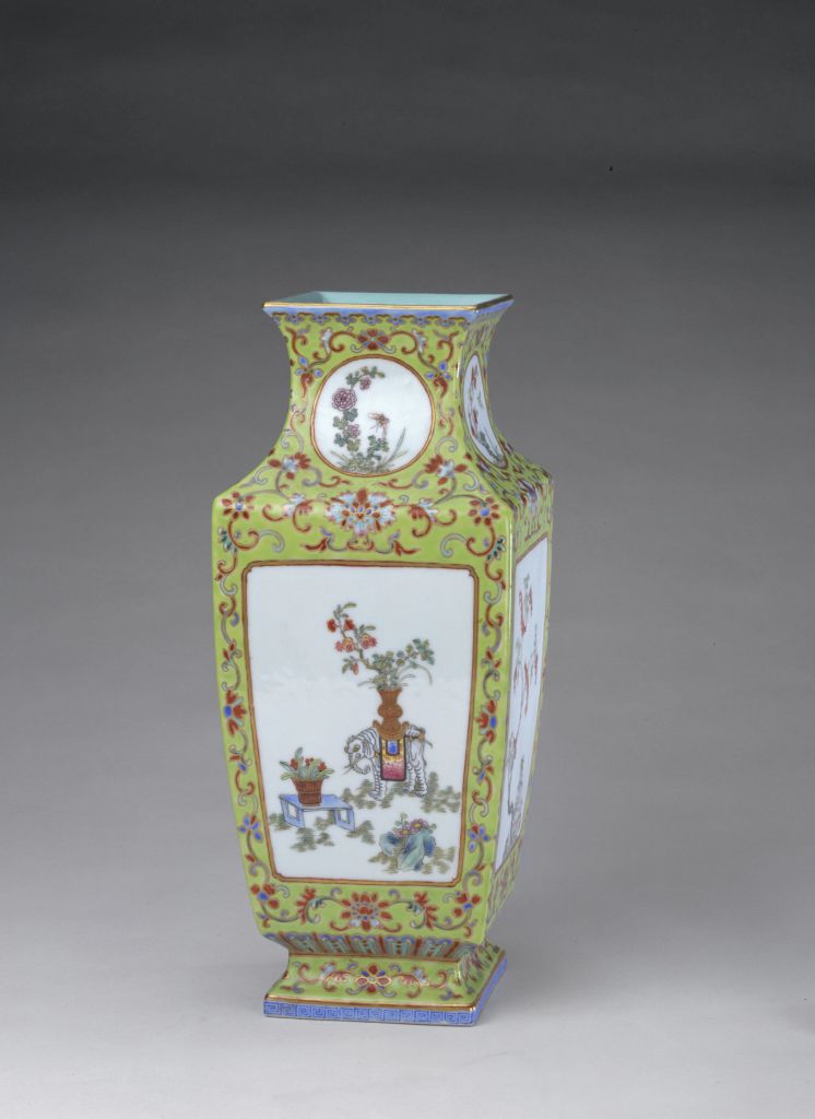 图片[1]-Green space pink vase with flower and bird patterns-China Archive